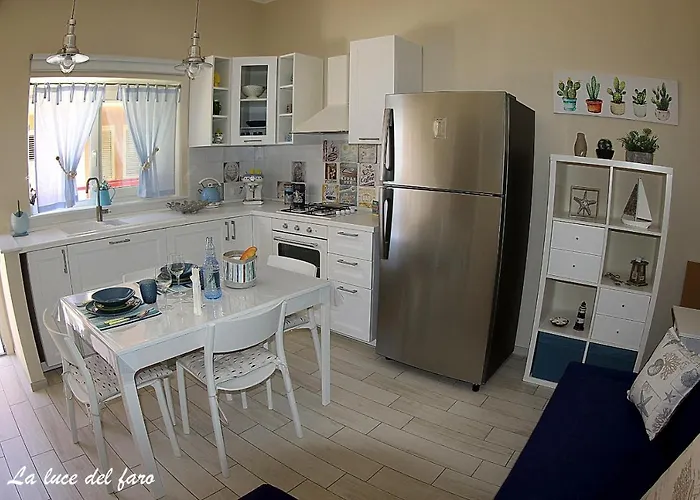 La Luce Del Faro Чефалу