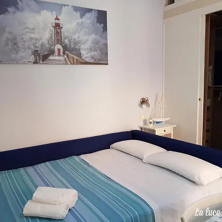 アパート La Luce Del Faro Con Vista Mare チェファル